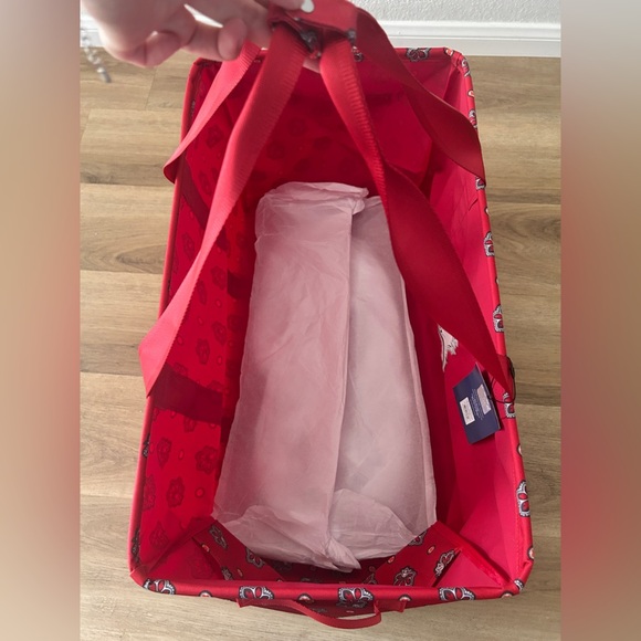 Vera Bradley NFL Tampa Bay Buccaneers Large Tote Bag – Rare Red Print- NWT - Picture 9 of 16